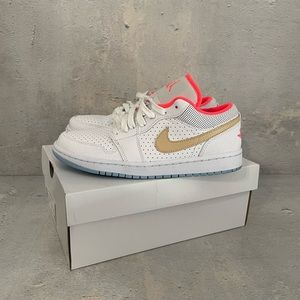 Woman air jordan 1 low se in white / sesame